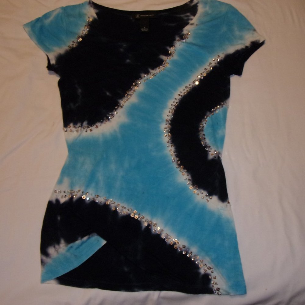 🏵️ 2/$15 🏵️🏵️ INC Tie Dyed Top with Sequin Trim Sze Small